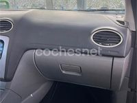 Usado Ford Focus Trend 100 CV (73 kW) 2009 Gris / plata Berlina