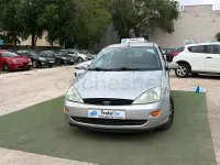 Usado Ford Focus Ambiente 100 CV (73 kW) 2000 Gris / plata Familiar
