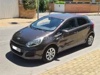 Usado Kia Rio 85 CV (62 kW) 2013 Marrón Berlina