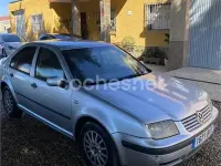 Usado VW Bora Highline 115 CV (84 kW) 2002 Gris / plata Berlina