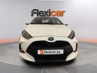 Usado Toyota Yaris Hybrid Active 116 CV (85 kW) 2023 Blanco Berlina