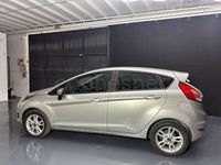 Usado Ford Fiesta Trend 82 CV (60 kW) 2017 Gris / plata Berlina