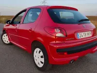 Usado Peugeot 206+ 70 CV (51 kW) 2012 Rojo Utilitario