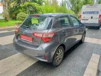 Usado Toyota Yaris Hybrid Active 100 CV (73 kW) 2019 Gris / plata Berlina