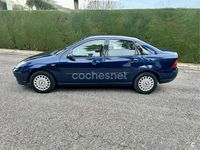 Usado Ford Focus Ghia 100 CV (73 kW) 2003 Azul Berlina