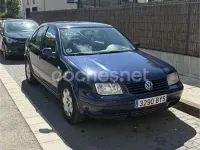 Usado VW Bora Trendline 115 CV (84 kW) 2001 Azul Berlina