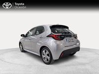 Usado Toyota Yaris Hybrid Active 116 CV (85 kW) 2024 Gris / plata Berlina