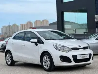 Usado Kia Rio 85 CV (62 kW) 2015 Blanco Berlina