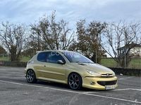 Usado Peugeot 206 110 CV (80 kW) 2003 Amarillo Berlina