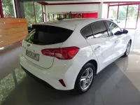 Usado Ford Focus Trend 120 CV (88 kW) 2022 Blanco Berlina