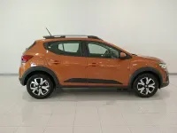 Usado Dacia Sandero Comfort 91 CV (66 kW) 2022 Naranja Berlina