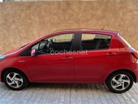 Usado Toyota Yaris Hybrid Active 100 CV (73 kW) 2016 Rojo Berlina