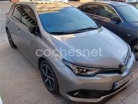 Usado Toyota Auris Hybrid Edition 136 CV (100 kW) 2018 Gris / plata Berlina