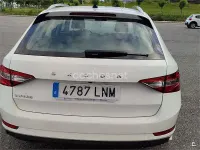 Usado Skoda Superb Ambition 150 CV (110 kW) 2021 Blanco Familiar
