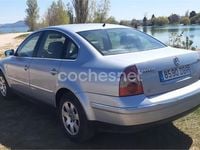 Usado VW Passat Highline 130 CV (95 kW) 2001 Gris / plata Berlina