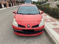Usado Renault Clio II Expression 75 CV (55 kW) 2005 Rojo Berlina