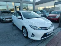 Usado Toyota Auris Active 124 CV (91 kW) 2014 Gris / plata Berlina
