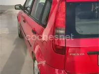 Usado Ford Fiesta Trend 100 CV (73 kW) 2003 Rojo Utilitario