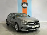 Usado Mercedes A180 109 CV (80 kW) 2018 Gris / plata Berlina