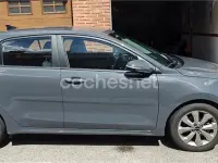 Usado Kia Rio 100 CV (73 kW) 2022 Gris / plata Berlina