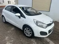 Usado Kia Rio 90 CV (66 kW) 2015 Blanco Berlina