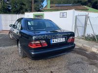 Usado Mercedes E220 Classic 125 CV (91 kW) 2000 Negro Berlina