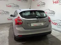 Usado Ford Focus Trend 100 CV (73 kW) 2013 Gris / plata Berlina