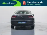 Usado VW Passat Business 122 CV (89 kW) 2022 Gris / plata Familiar