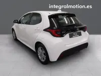 Usado Toyota Yaris Hybrid Business Edition 115 CV (84 kW) 2022 Blanco