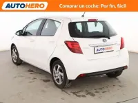 Usado Toyota Yaris Hybrid Active 99 CV (72 kW) 2015 Blanco Utilitario