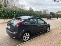 Usado Ford Focus Ghia 115 CV (84 kW) 2007 Gris / plata Berlina