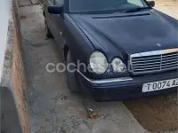 Usado Mercedes E240 Avantgarde 170 CV (125 kW) 1998 Azul Berlina