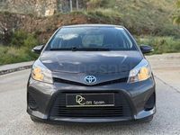 Usado Toyota Yaris Hybrid Advance 100 CV (73 kW) 2013 Gris / plata Berlina
