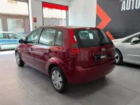 Usado Ford Fiesta Ghia 80 CV (58 kW) 2003 Granate Utilitario