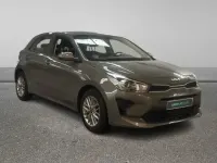 Usado Kia Rio 100 CV (73 kW) 2023 Verde Berlina