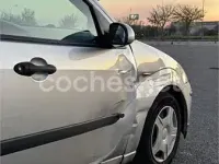 Usado Ford Focus Ambiente 90 CV (66 kW) 2002 Gris / plata Berlina