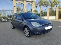 Usado Ford Fiesta Ghia 90 CV (66 kW) 2005 Gris Utilitario
