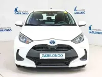 Käytetty Toyota Yaris Hybrid Active 116 HP (85 kW) 2021 Valkoinen Sedan