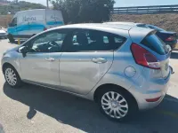 Usado Ford Fiesta Trend 82 CV (60 kW) 2015 Plateado Utilitario
