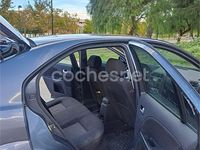 Usado Ford Mondeo Trend 125 CV (91 kW) 2002 Gris / plata Berlina