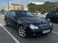 Usado Mercedes C220 143 CV (105 kW) 2003 Negro Berlina
