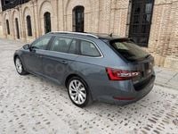 Usado Skoda Superb Style 150 CV (110 kW) 2017 Gris / plata Familiar