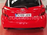 Usado Toyota Yaris Advance 99 CV (72 kW) 2015 Rojo Utilitario