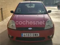 Usado Ford Fiesta Trend 100 CV (73 kW) 2003 Rojo Utilitario