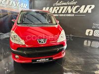 Usado Peugeot 1007 70 CV (51 kW) 2006 Rojo Monovolumen