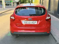 Usado Ford Focus Trend 95 CV (69 kW) 2011 Rojo Berlina