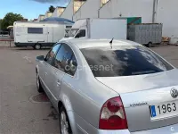 Usado VW Passat Highline 130 CV (95 kW) 2002 Gris / plata Berlina