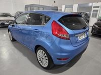 Usado Ford Fiesta Ghia 96 CV (70 kW) 2009 Azul Berlina