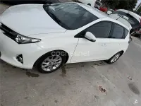 Usado Toyota Auris 132 CV (97 kW) 2013 Blanco Berlina