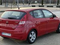 Usado Hyundai i30 Comfort 90 CV (66 kW) 2010 Rojo Berlina